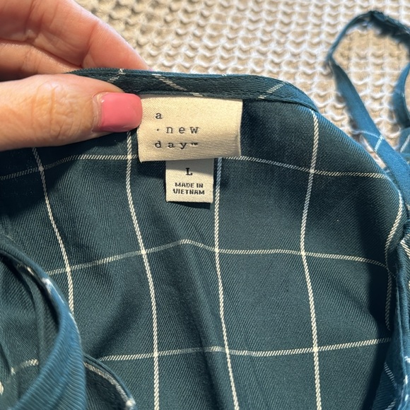 Adjustable straps and has pockets. - Picture 2 of 2